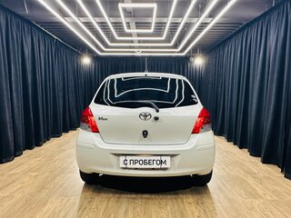 2009 Toyota Vitz II (XP90), белый, 679000 рублей, вид 5