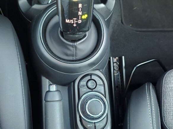 2022 Mini Hatch Cooper III (F55/F56) Рестайлинг 2, красный, 2795000 рублей - вид 15