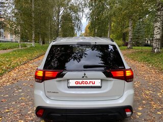 2021 Mitsubishi Outlander III Рестайлинг 3, белый, 2800000 рублей, вид 3