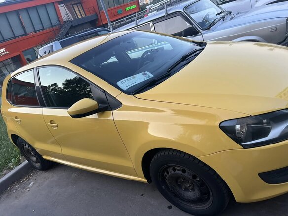 2011 Volkswagen Polo V, жёлтый, 530000 рублей - вид 2