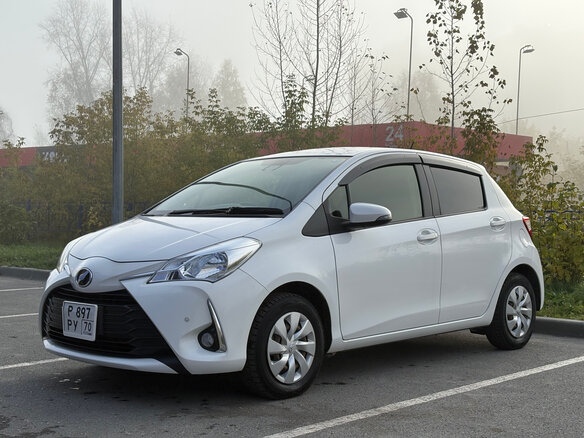 2017 Toyota Vitz III (XP130) Рестайлинг 2, белый, 880000 рублей - вид 2