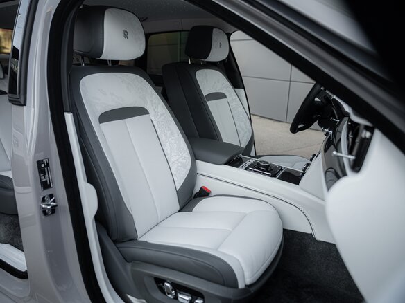 2026 Rolls-Royce Ghost Black Badge II Рестайлинг (Series II), серый, 60400000 рублей - вид 1