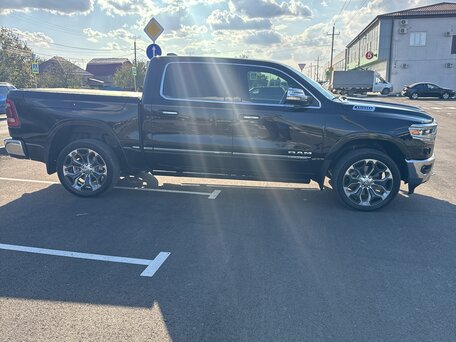2022 Ram 1500 Quad Cab V, чёрный, 6700000 рублей, вид 2