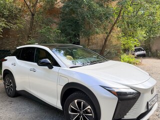 2023 Lexus RZ 450e, белый, 5500000 рублей, вид 3