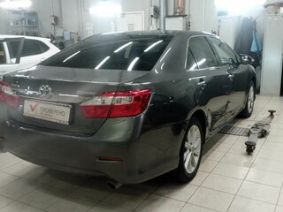 2013 Toyota Camry VII (XV50), серый, 1430000 рублей, вид 3