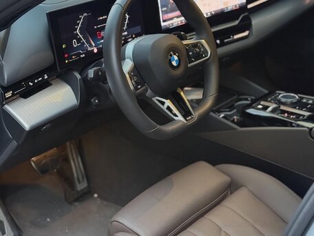 2024 BMW 5 серии 520i VIII (G60/G61/G68), серый, 6940000 рублей, вид 4