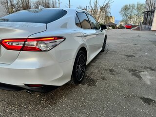 2019 Toyota Camry VIII (XV70), белый, 2659000 рублей, вид 4