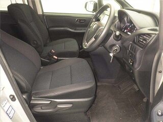 2014 Toyota Voxy III (R80), серебристый, 1524000 рублей, вид 5