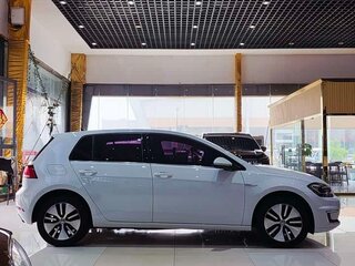 2020 Volkswagen e-Golf VII Рестайлинг, белый, 1320000 рублей, вид 5
