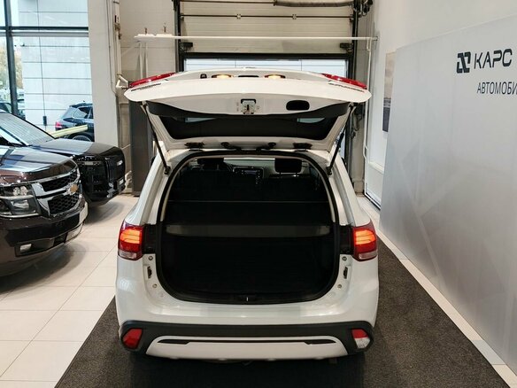 2019 Mitsubishi Outlander III Рестайлинг 3, белый, 1870000 рублей - вид 8