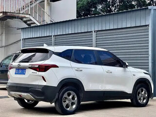 2022 Kia KX3, белый, 1400001 рублей, вид 4