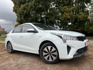 2020 Kia Rio IV Рестайлинг, белый, 1070000 рублей, вид 3