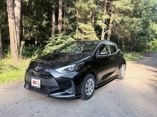 2022 Toyota Yaris IV, чёрный, 1210000 рублей, вид 1