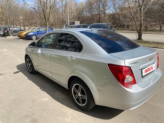 2015 Chevrolet Aveo II, серебристый, 700000 рублей, вид 3
