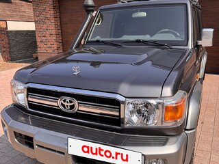 2013 Toyota Land Cruiser 76 70 Series Рестайлинг 1, серый, 3990000 рублей, вид 1