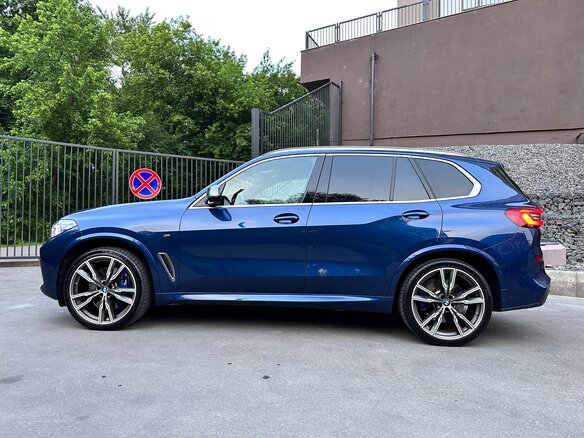 2019 BMW X5 M50d IV (G05/G18), синий, 6500000 рублей - вид 3