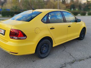 2017 Volkswagen Polo V Рестайлинг, жёлтый, 600000 рублей, вид 4