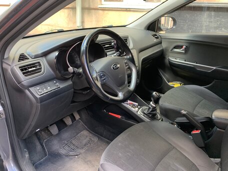 2016 Kia Rio III Рестайлинг, серый, 900000 рублей, вид 3