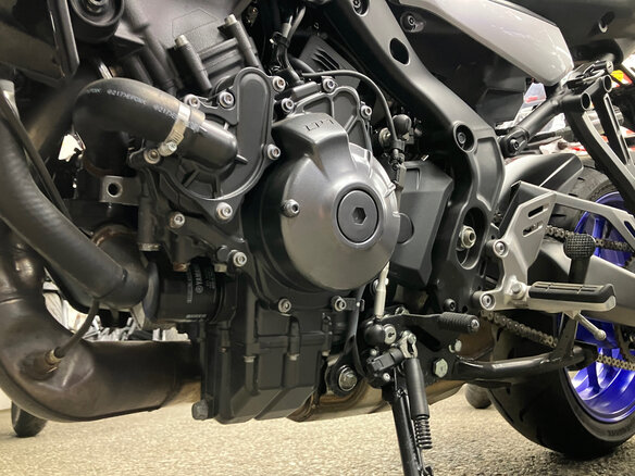 2021 Yamaha MT-09 Tracer (FJ-09), серый, 1250000 рублей - вид 3