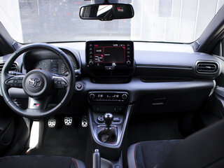 2021 Toyota Yaris IV, белый, 4600000 рублей, вид 4