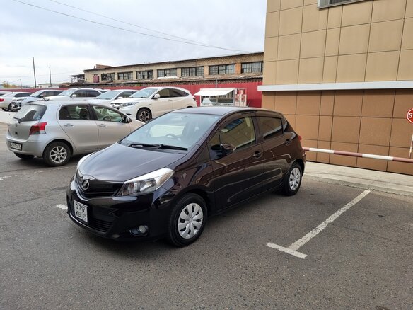 2013 Toyota Vitz III (XP130), красный, 850000 рублей - вид 4