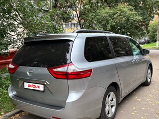 2017 Toyota Sienna III Рестайлинг, серебристый, 2590000 рублей, вид 5
