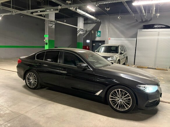 2019 BMW 5 серии 520i VII (G30/G31/G38), чёрный, 2990000 рублей - вид 4