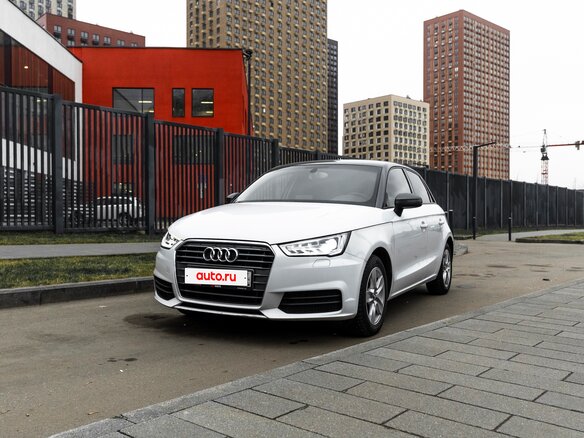 2015 Audi A1 I (8X) Рестайлинг, белый, 1050000 рублей