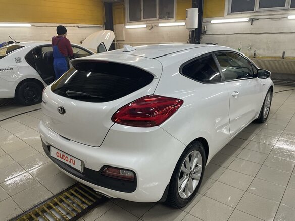 2018 Kia Ceed II Рестайлинг, белый, 1300000 рублей - вид 4