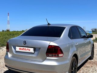 2017 Volkswagen Polo V Рестайлинг, серебристый, 1100000 рублей, вид 4