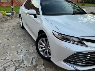 2019 Toyota Camry VIII (XV70), белый, 4000000 рублей, вид 1