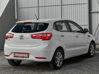 2014 Kia Rio 5-speed III, белый, 635000 рублей, вид 4