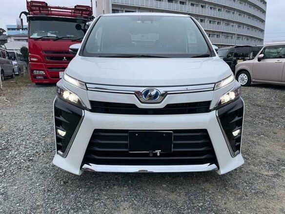 2021 Toyota Voxy III (R80) Рестайлинг, белый, 1766000 рублей - вид 1