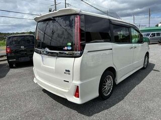 2021 Toyota Noah III (R80) Рестайлинг, белый, 1687000 рублей, вид 4