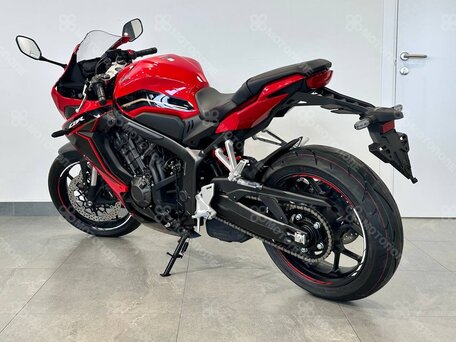 2023 Honda CBR 650R, красный, 1749900 рублей, вид 4