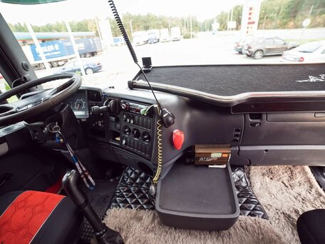 2005 Scania R-Series, пурпурный, 2538654 рублей, вид 2
