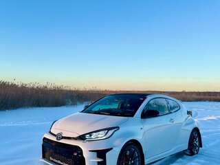 2021 Toyota Yaris IV, белый, 3500000 рублей, вид 2
