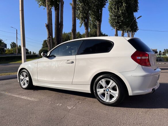 2010 BMW 1 серии 118i I (E81/E82/E87/E88) Рестайлинг, белый, 899000 рублей - вид 5