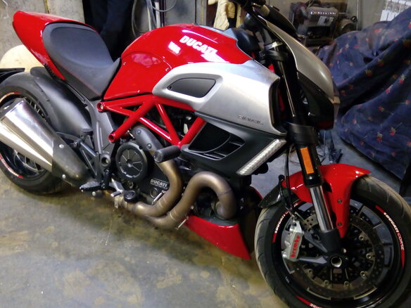 2011 Ducati Diavel, красный - вид 1