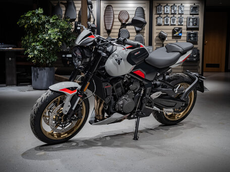 2026 Triumph Trident 800, серый, 1590000 рублей, вид 2