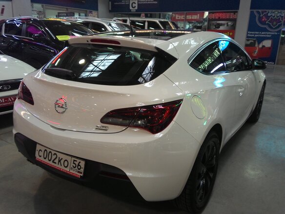 2014 Opel Astra GTC J Рестайлинг, белый - вид 2