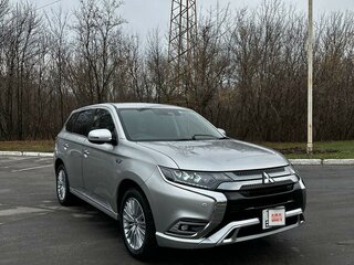 2019 Mitsubishi Outlander PHEV III Рестайлинг 3, серый, 2650000 рублей, вид 2