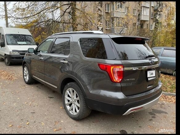 2016 Ford Explorer V Рестайлинг, серый, 2900000 рублей - вид 4