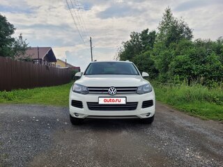 2011 Volkswagen Touareg II, белый, 2195000 рублей, вид 2