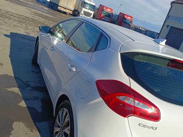 2018 Kia Ceed II Рестайлинг, белый, 1400000 рублей - вид 3