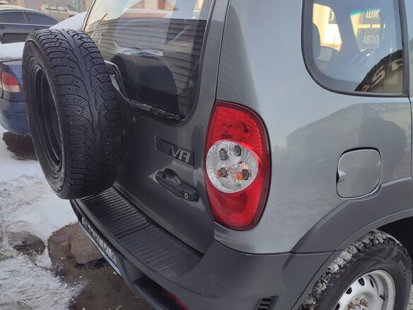 2013 Chevrolet Niva I Рестайлинг, серый, 550000 рублей - вид 3