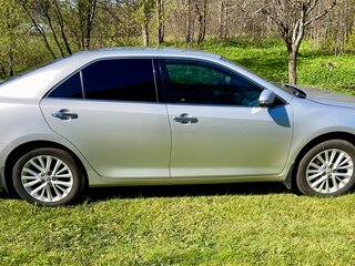 2015 Toyota Camry VII (XV50) Рестайлинг, серебристый, 2050000 рублей, вид 3