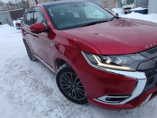 2020 Mitsubishi Outlander PHEV III Рестайлинг 3, красный, 3600000 рублей, вид 1