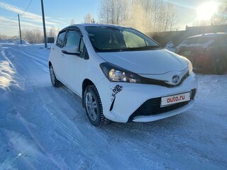 2016 Toyota Vitz III (XP130) Рестайлинг, белый, 1100000 рублей, вид 3