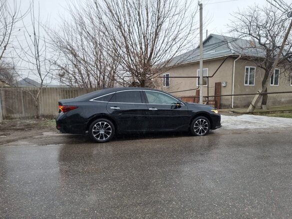 2023 Toyota Avalon V, чёрный, 2900000 рублей - вид 2